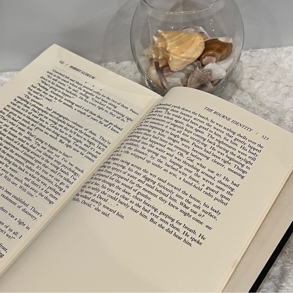 The Bourne Identity by Richard Ludlum Hardcover Novel Copyright 1980 - Picture 6 of 8